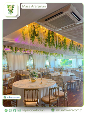 lüks masa aranjmanı – beyaz gül ve altın vazo konsepti